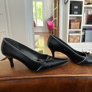 🎀 Stuart Weitzman Black Leather Kitten Heels with Bow Detail – Size 6.5